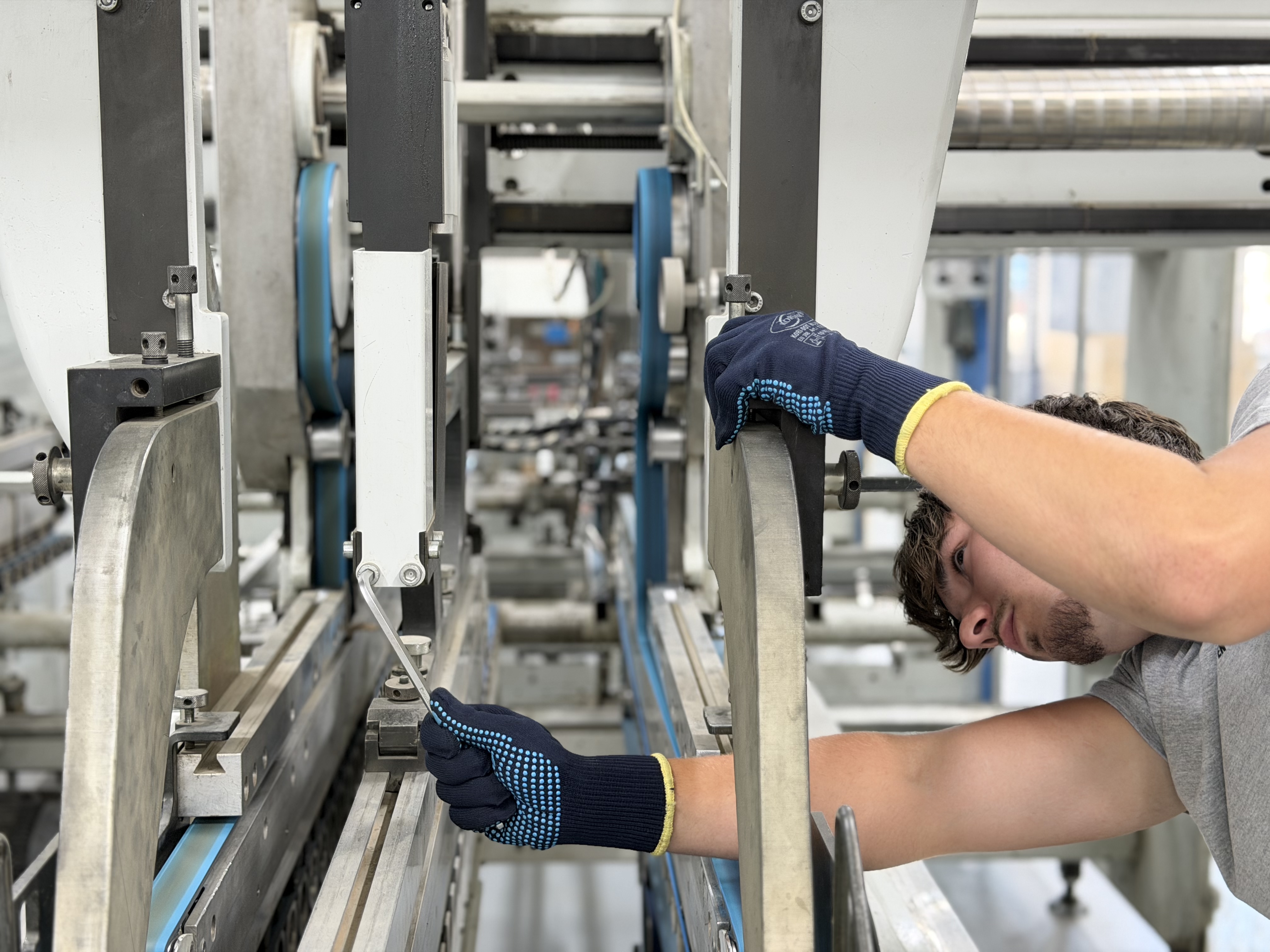 Pappen Olef – Arbeiten an der Produktionsmaschine